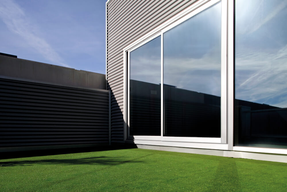 EdgeGLIDE Plues white aluminium sliding doors